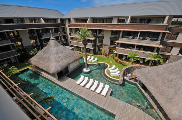 2 udendørs pools, liggestole