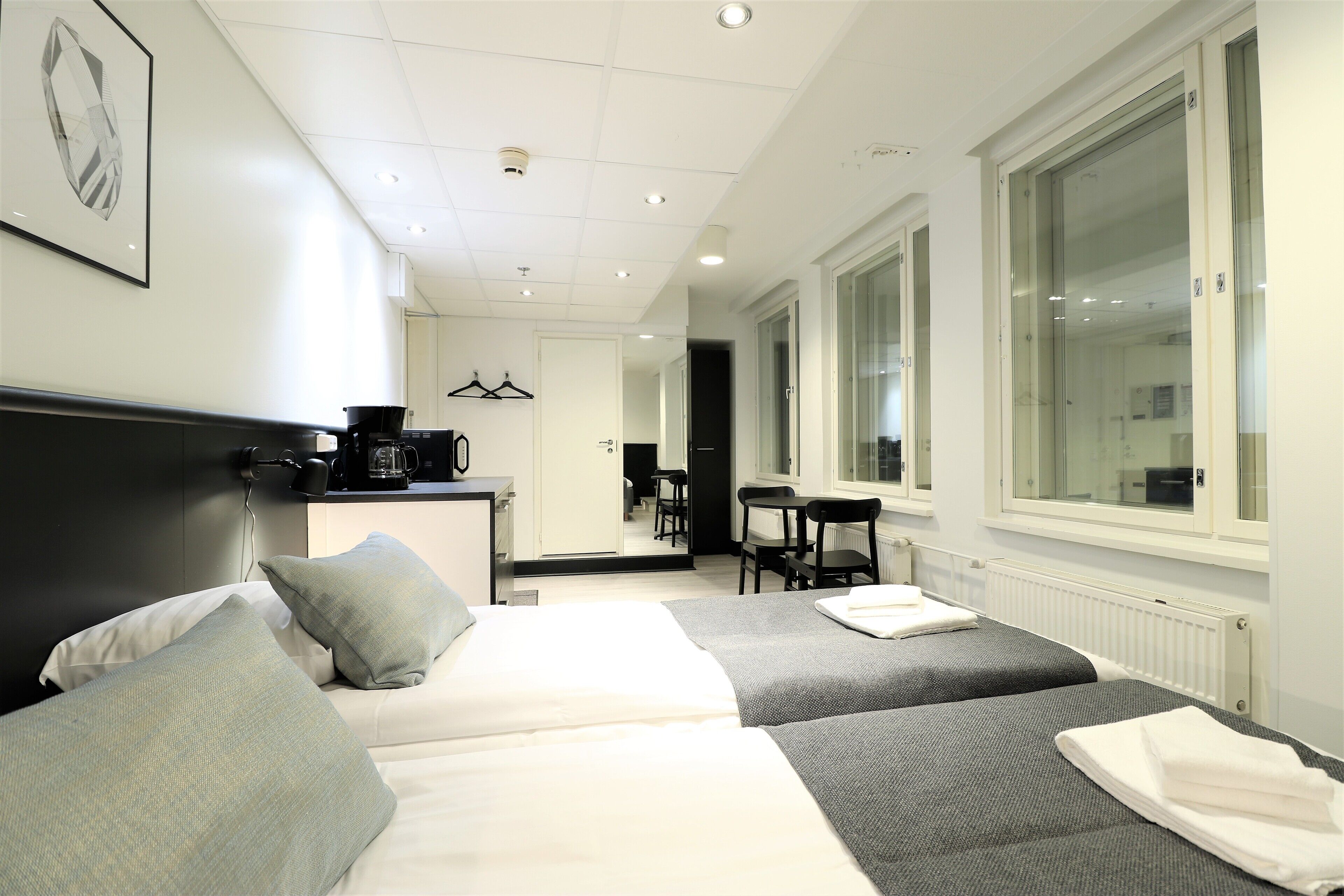Kahden hengen huone (ei vastaanottoa, sisäänpääsy ovikoodilla) | Kannettavalle tietokoneelle sopiva työtila, silitysrauta/-lauta