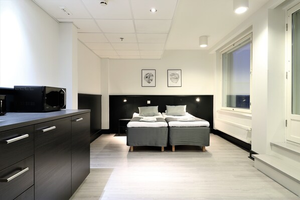 Espacio para trabajar con laptop y tabla de planchar con plancha 