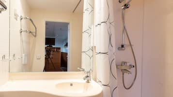Basic Triple Room (no reception, keycode access) | Bathroom | Shower, hair dryer, bidet, towels