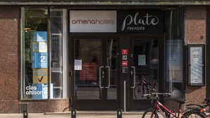 A hotel entrance with a sign reading "omenahotels.com" and "plate restaurant". - Omena Hotel Tampere (Tampere)