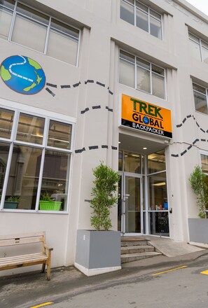 Property entrance - Trek Global Backpackers (Wellington)