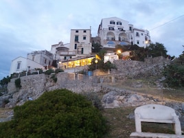 Un hotel con diversi edifici, scale in pietra e zone salotto all'aperto.
