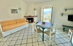 Apartamento, 1 habitación, balcón, vistas al mar | Zona de estar