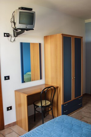 Escritorio, cunas (de pago), wifi gratis y ropa de cama