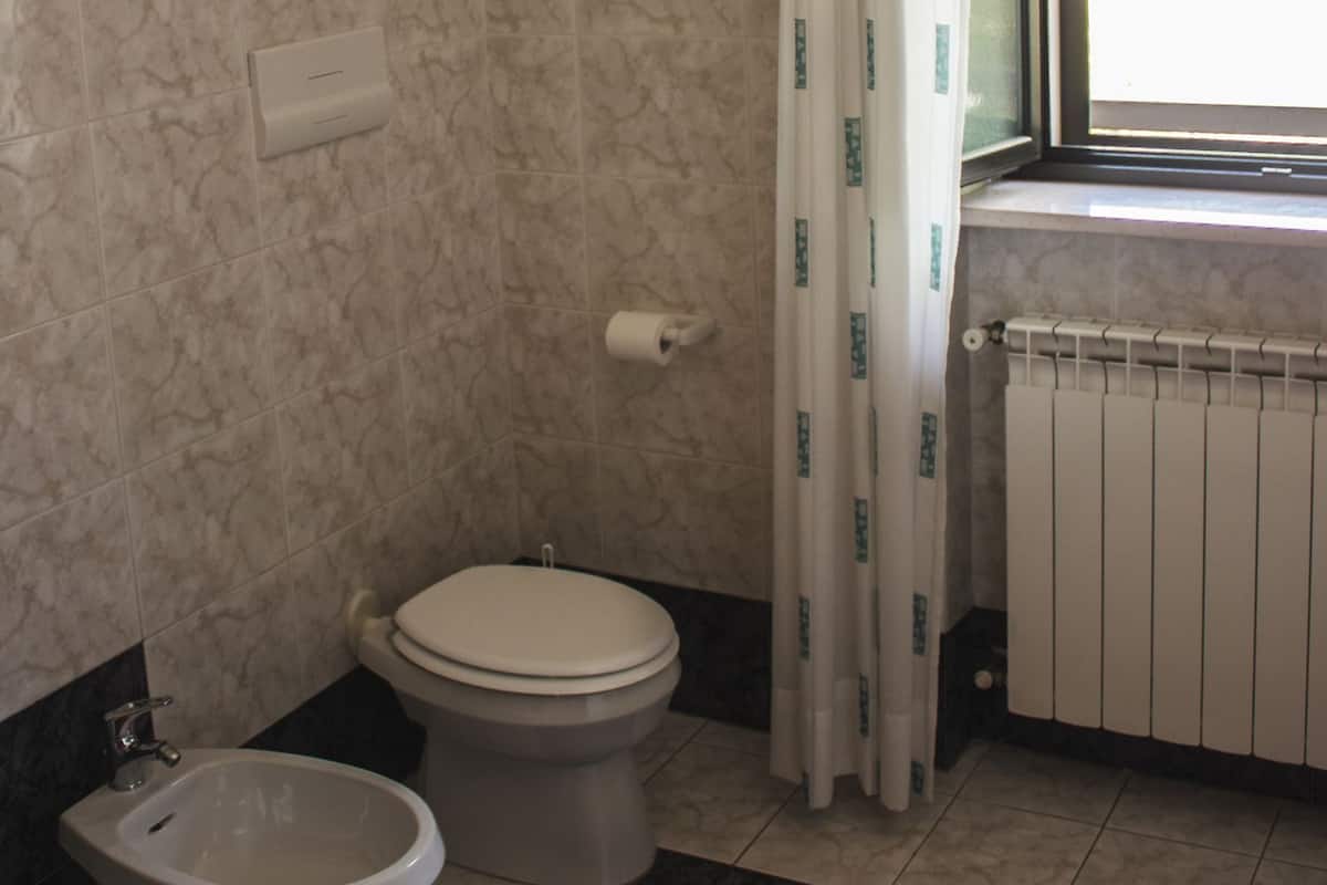 Dusche, Regendusche, kostenlose Toilettenartikel, Bidet