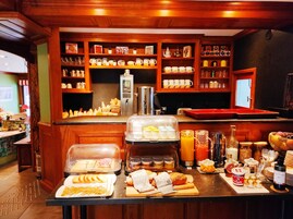 Desayuno completo diario (EUR 14 por persona)