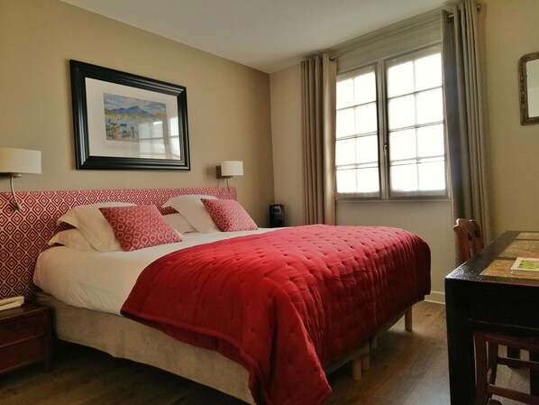 Chambre Grand Confort | Coffre-fort, décor unique, bureau, rideaux d’obscurcissement