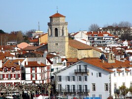 Un pueblo histórico con una torre destacada y edificios tradicionales.