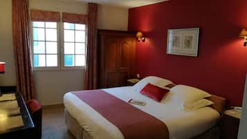 Executive Double Room, City View | In-room safe, individually decorated, desk, blackout drapes