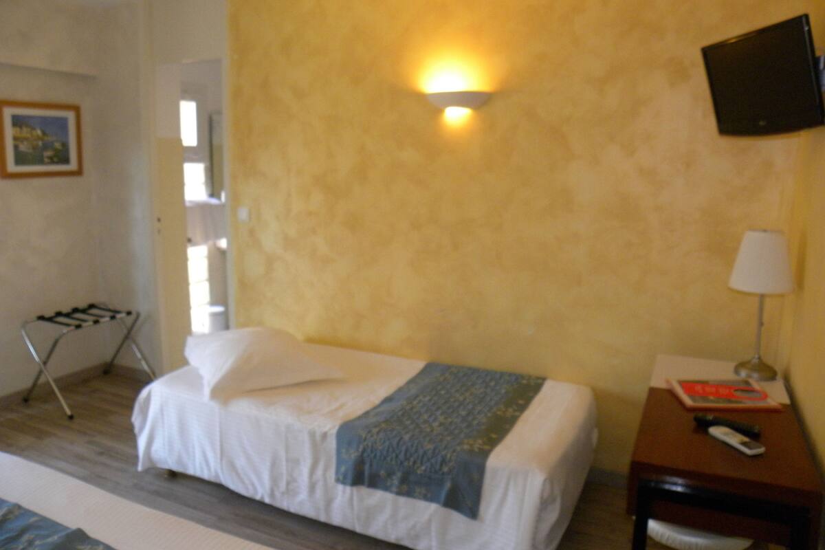 Quarto triplo, vista para a cidade | Roupas de cama premium, cofres nos quartos, cortinas blackout