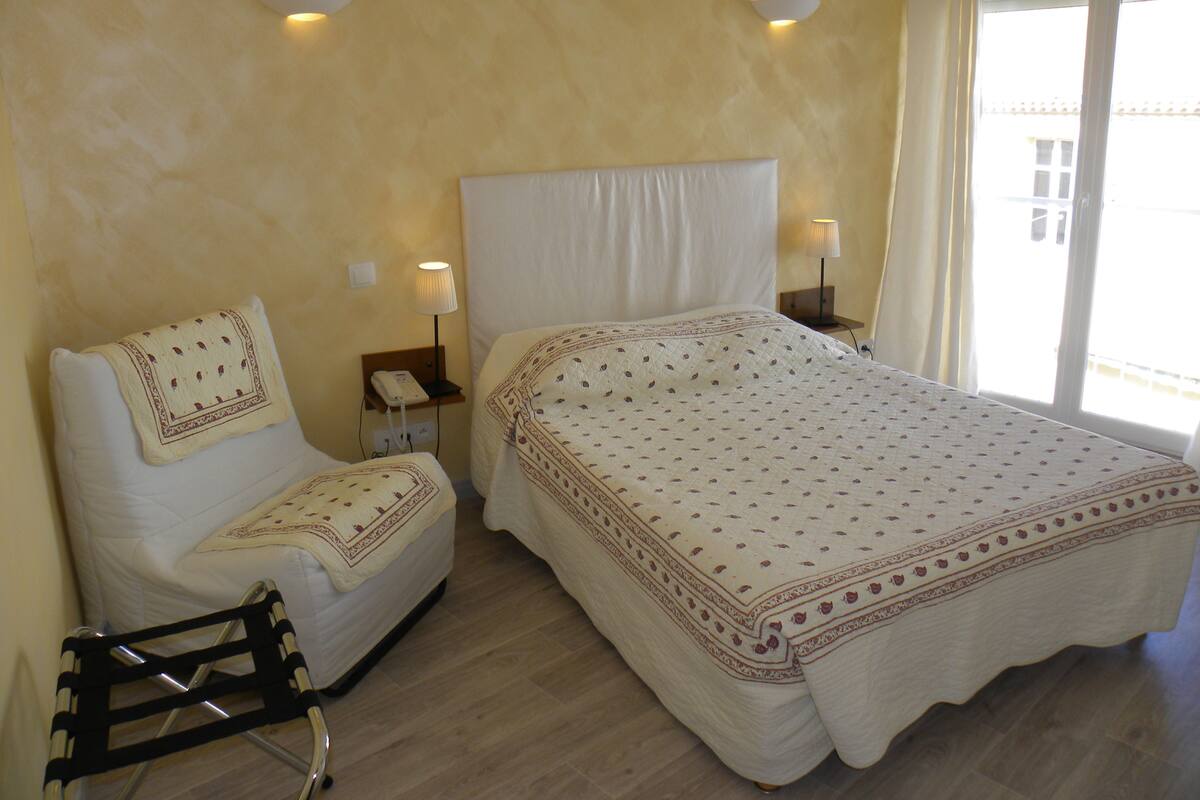 Quarto casal standard, vista para a cidade | Roupas de cama premium, cofres nos quartos, cortinas blackout