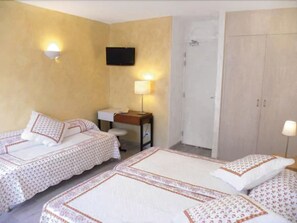 Quarto triplo, vista para a cidade | Roupas de cama premium, cofres nos quartos, cortinas blackout