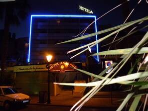 Fachada da propriedade à noite
