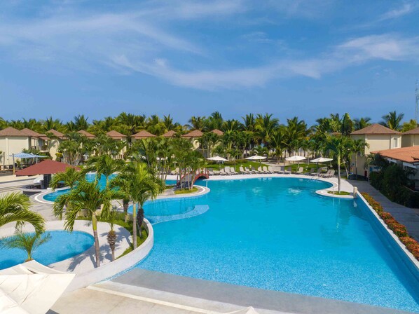 Piscine extérieure, parasols de plage