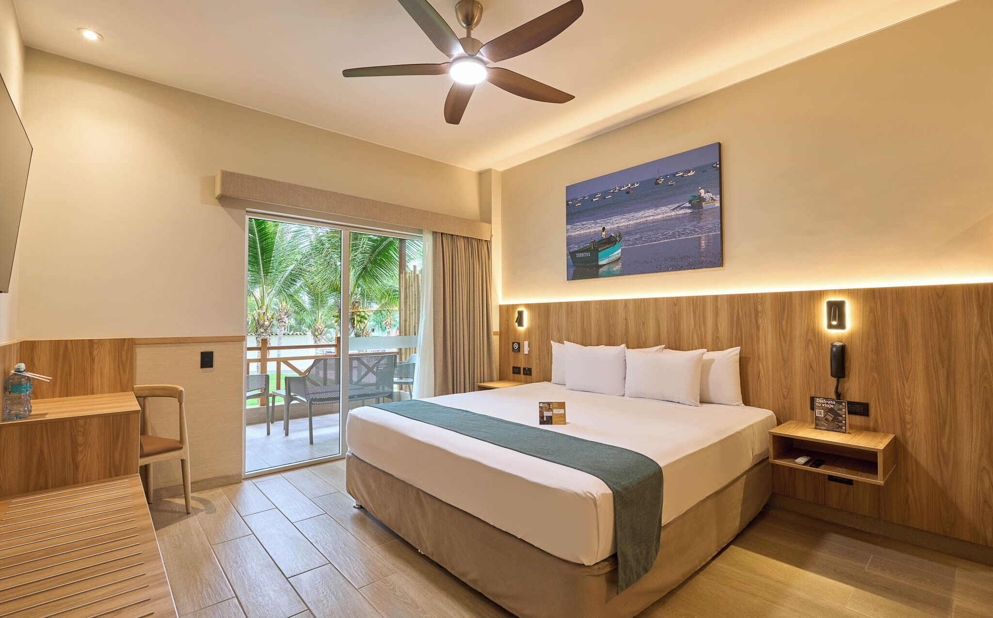 Superior Plus Family room with Bunk Bed | Untuvapeitot, minibaari, tallelokero huoneessa, työpöytä