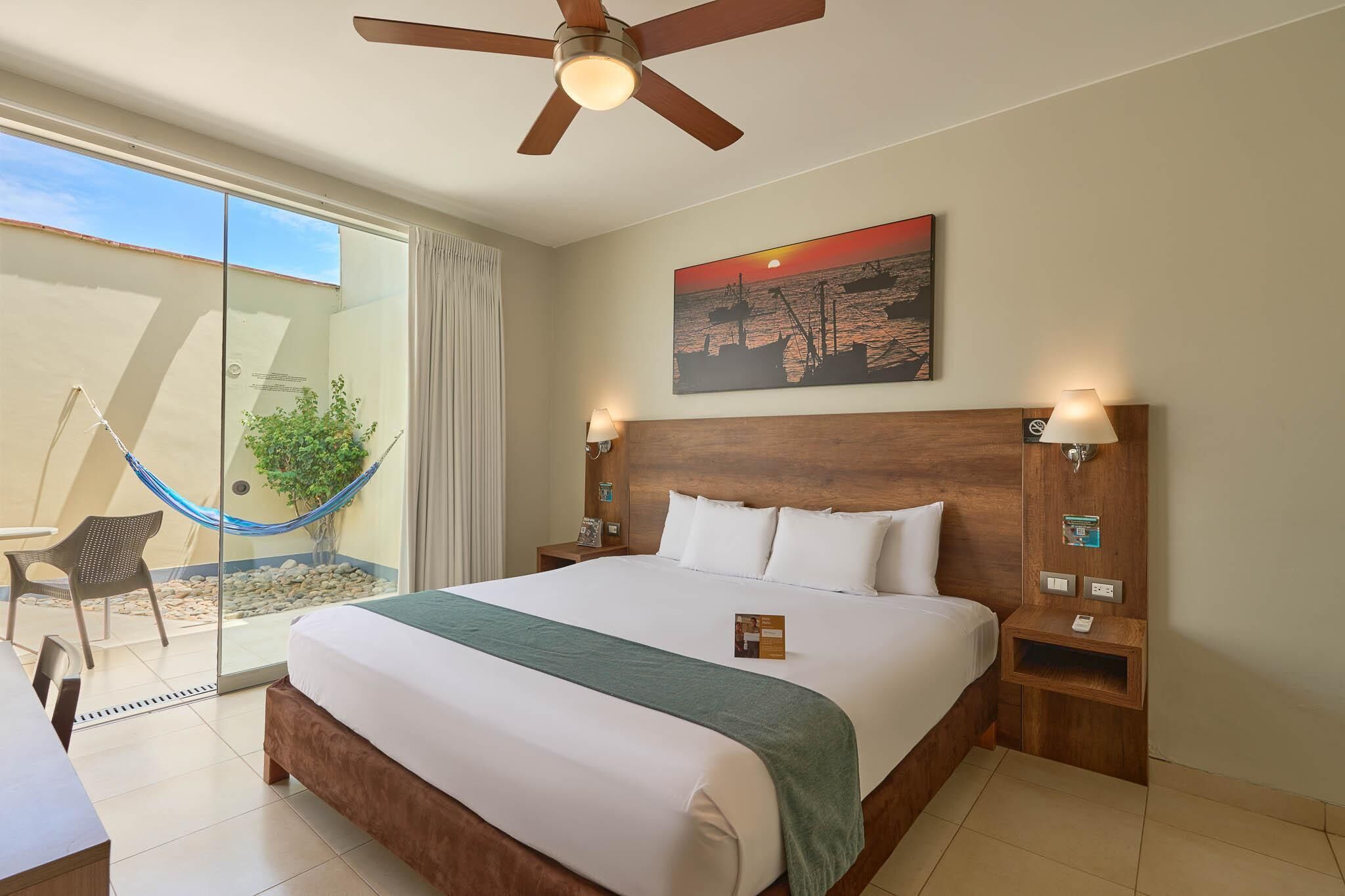 羽毛の掛け布団、ミニバー、セーフティボックス (室内)、デスク