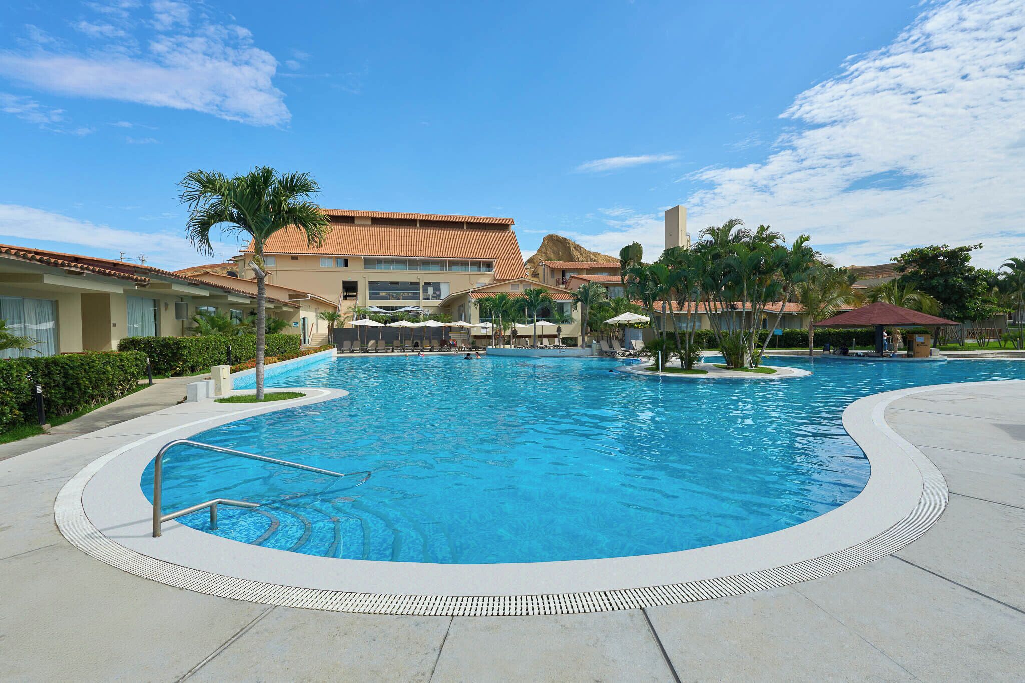 Alberca al aire libre y sombrillas en la alberca 