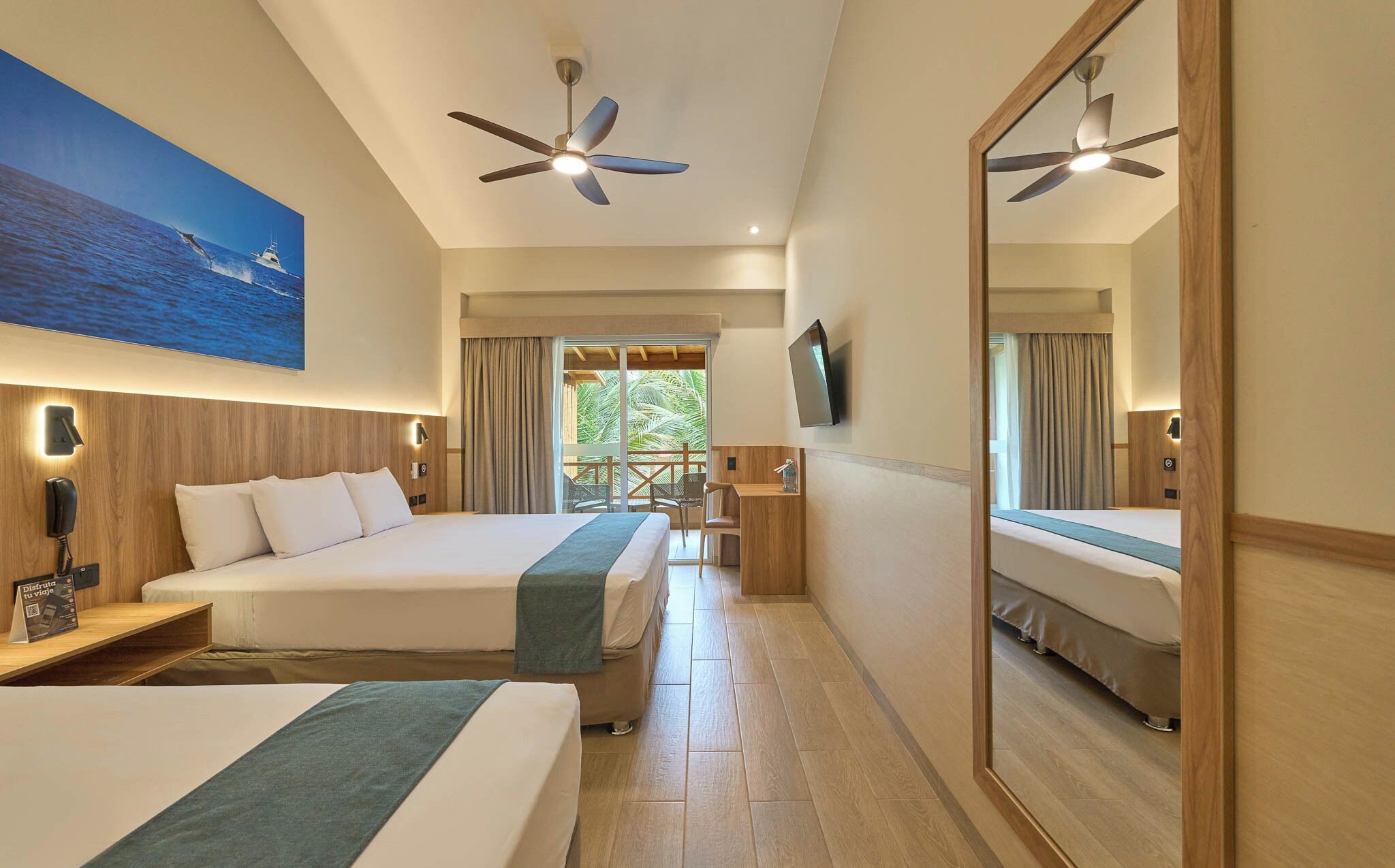 Superior Plus Family Room | Untuvapeitot, minibaari, tallelokero huoneessa, työpöytä