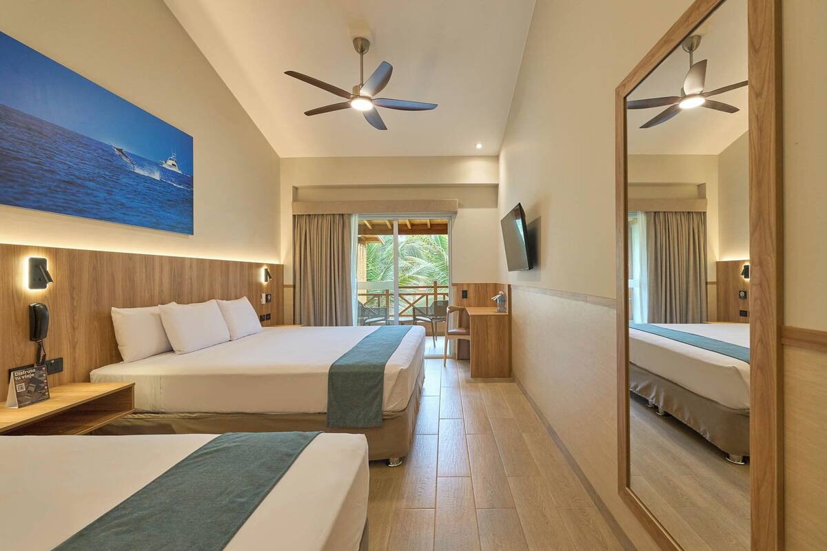 Superior Plus Family Room | Untuvapeitot, minibaari, tallelokero huoneessa, työpöytä