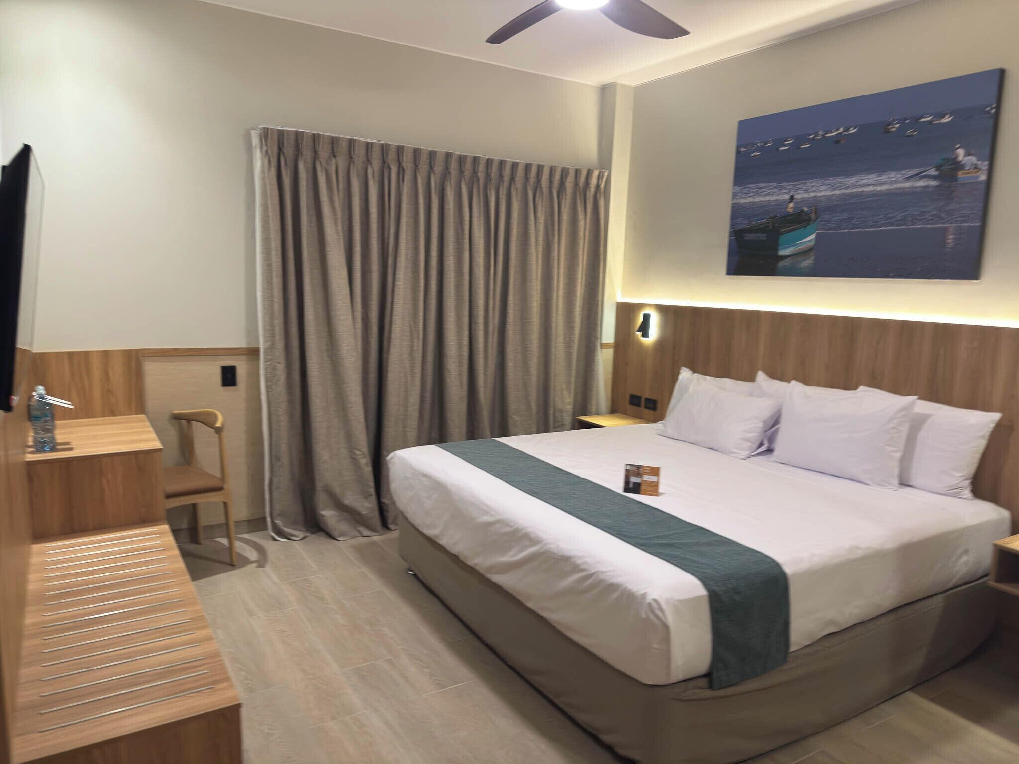 Habitació familiar | Cobrellits, minibar, caixa forta a l'habitació i escriptori 