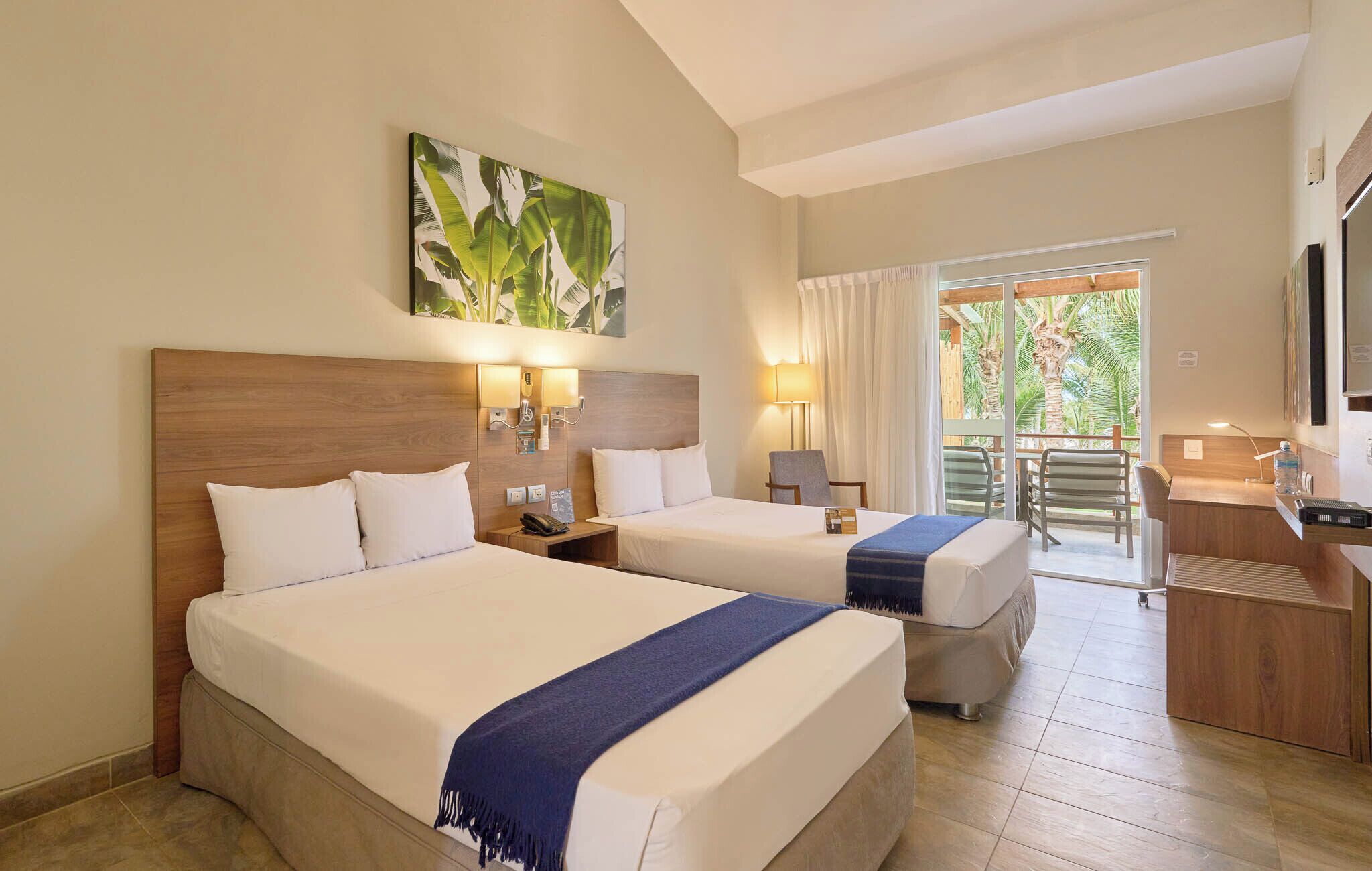 Kahden hengen superior-huone (kaksi sänkyä), terassi | Untuvapeitot, minibaari, tallelokero huoneessa, työpöytä