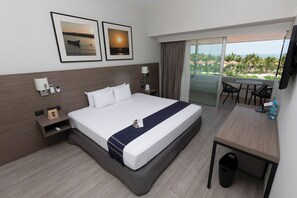 スーペリア ルーム クイーンベッド 1 台 ガーデンビュー | 羽毛の掛け布団、ミ ニバー、セーフティボックス (室内)、デスク