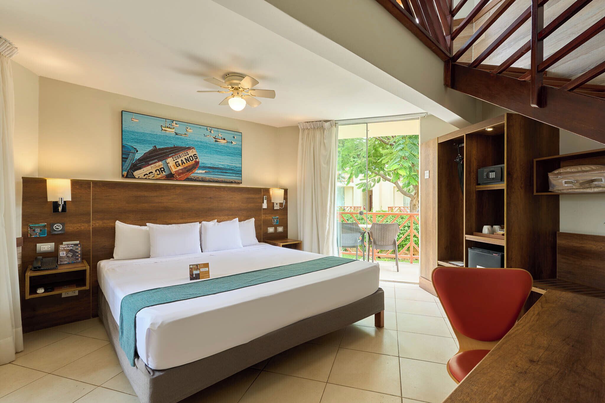 Perhehuone | Untuvapeitot, minibaari, tallelokero huoneessa, työpöytä