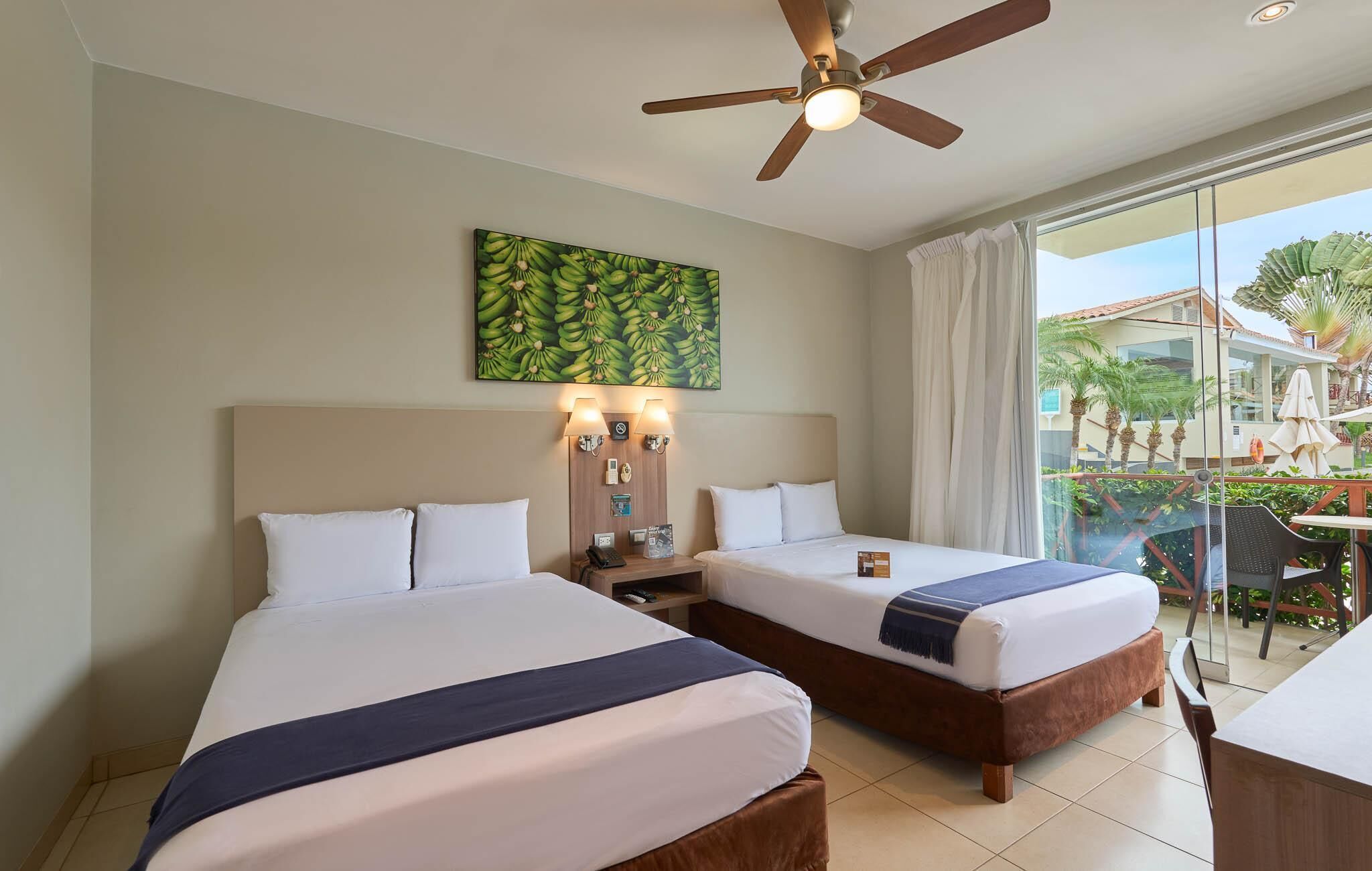 羽毛の掛け布団、ミニバー、セーフティボックス (室内)、デスク