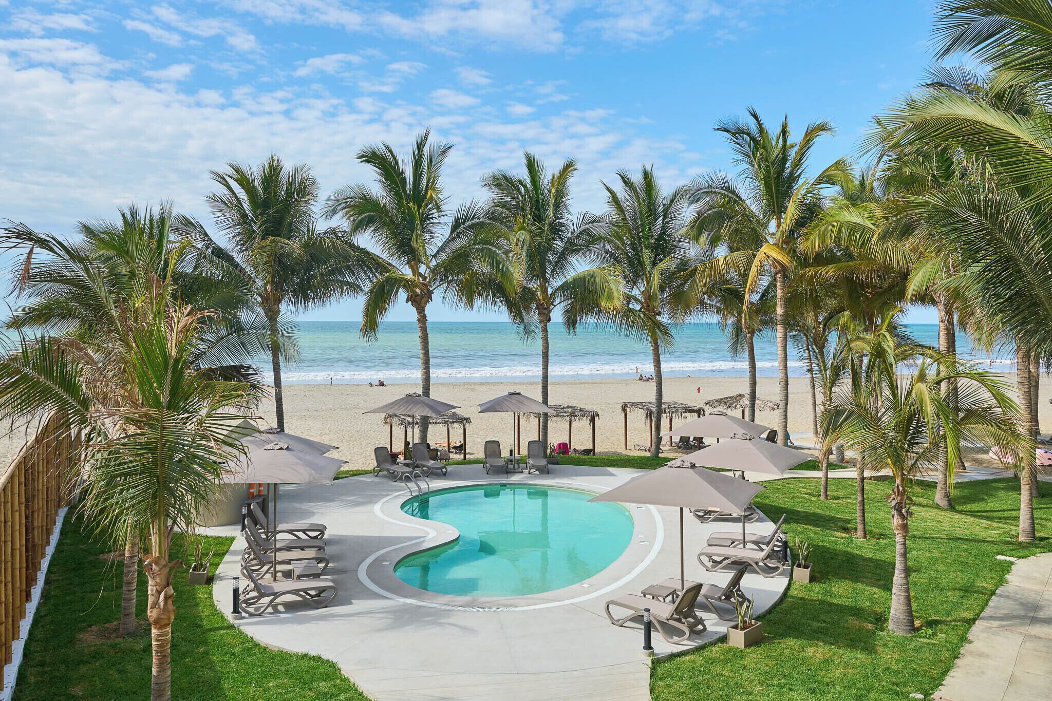 Alberca al aire libre y sombrillas en la alberca 