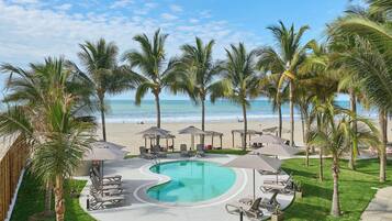 Alberca al aire libre y sombrillas en la alberca