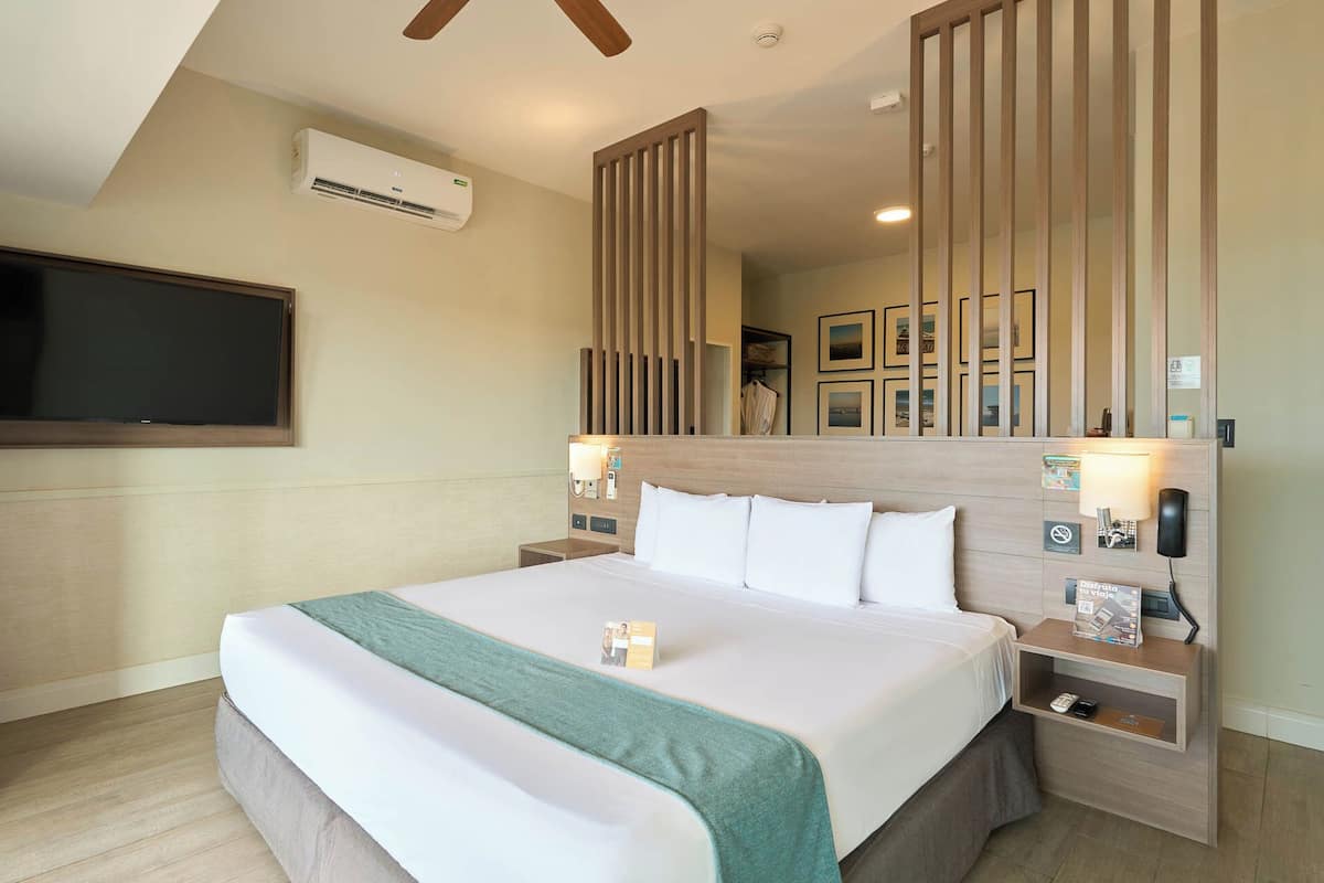 Junior-sviitti, 1 suuri parisänky | Untuvapeitot, minibaari, tallelokero huoneessa, työpöytä