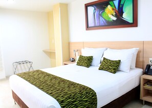 Minibar, caja de seguridad en la habitación y escritorio