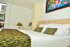 Minibar, in-room safe, desk, iron/ironing board - Hotel La Serrania (Bucaramanga)