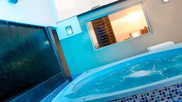 Shower, rainfall showerhead, free toiletries, hair dryer