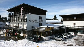Un hotel con bar y restaurante llamado 'Albergo Vason'.