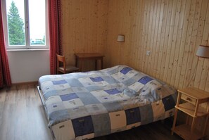 Cubrecamas y escritorio 