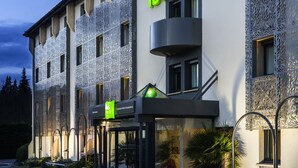 A modern hotel with a distinctive facade, a covered entrance, and a well-maintained outdoor area. - ibis Styles Toulouse Nord Sesquières (Toulouse)