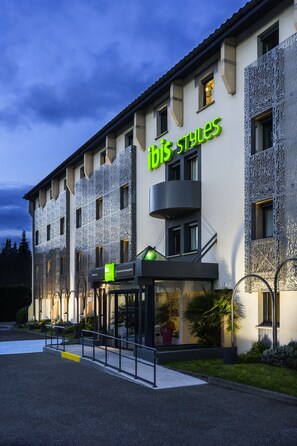 Majoituspaikan julkisivu illalla/yöllä