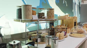 Petit déjeuner buffet (12.90 EUR par personne)