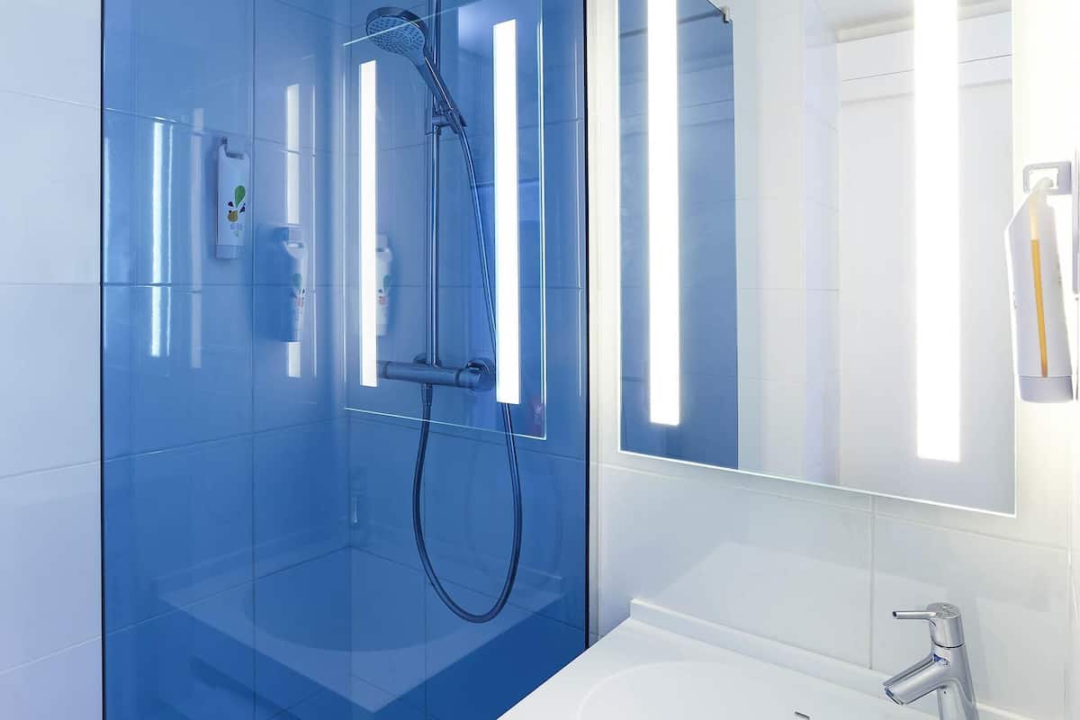 Quarto casal standard, 1 cama de casal | Roupas de cama premium, camas com colchões pillow-top, escrivaninha