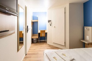 Een bureau, een laptopwerkplek, gratis wifi, beddengoed
