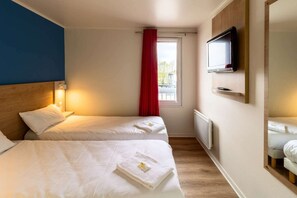 Twin Room | Desk, laptop workspace, free WiFi, bed sheets - Brit Hotel Rouen Barentin (Barentin)
