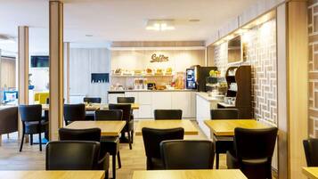 Dagelijks ontbijtbuffet (EUR 8.5 per persoon)