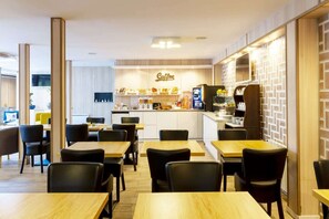 Desayuno buffet todos los días (EUR 8.5 por persona) 