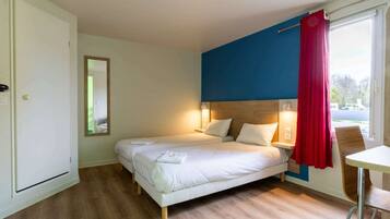Triple Room | Desk, laptop workspace, free WiFi, bed sheets