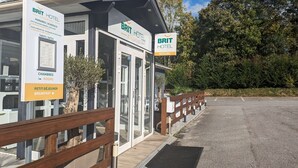 A Brit Hotel with a signboard indicating rooms and breakfast. - Brit Hotel Rouen Barentin (Barentin)