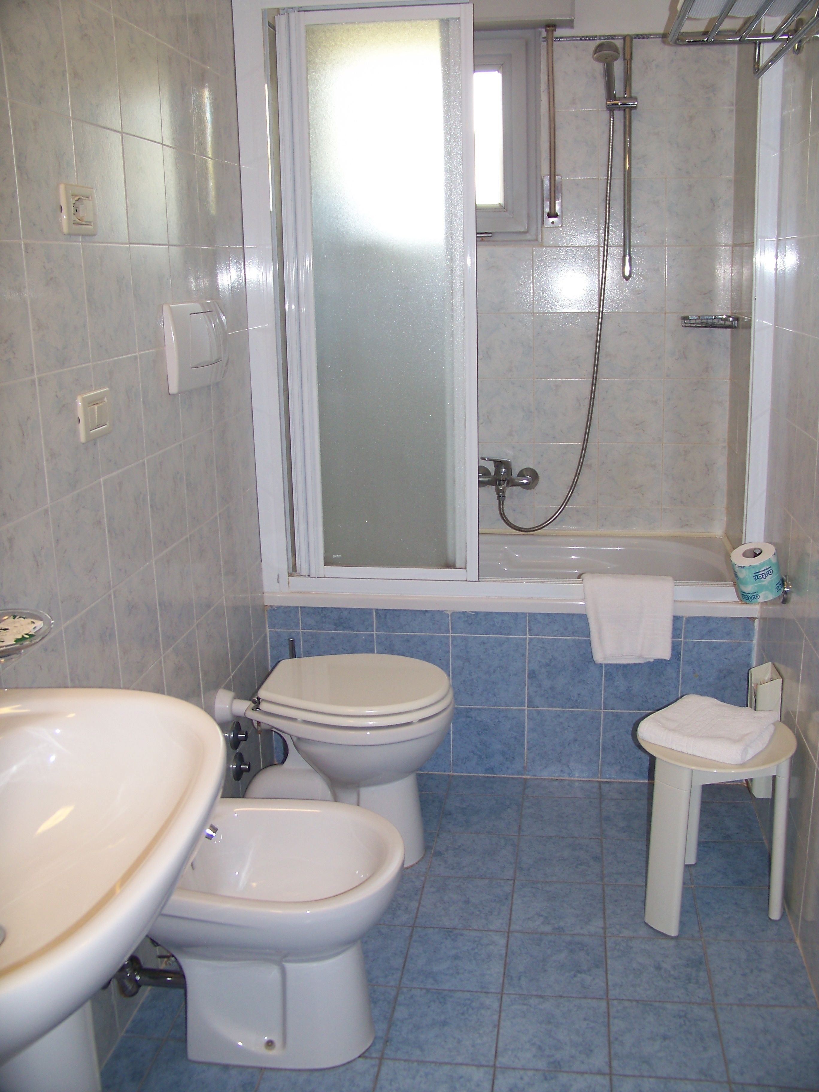 standard double room | bathroom | combined shower/bathtub, rainfall showerhead, free toiletries