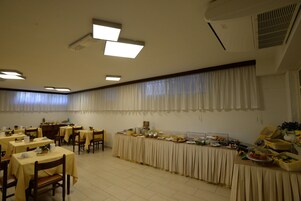 Desayuno buffet todos los días (con cargo)