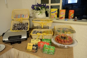 Ein reichhaltiges Buffet mit verschiedenen Speisen und Getränken.